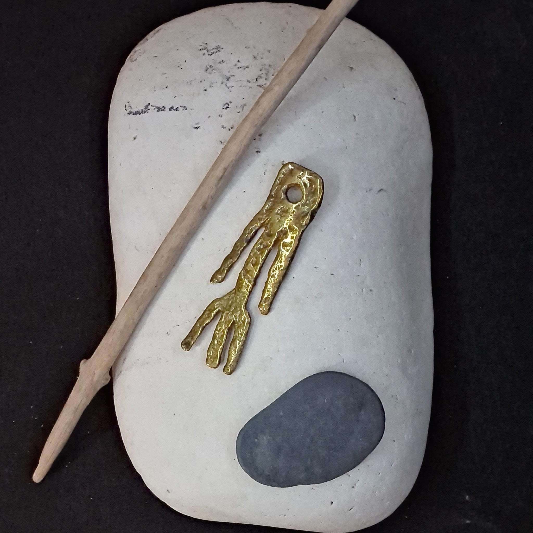 Obesek - amulet, barvna kovina